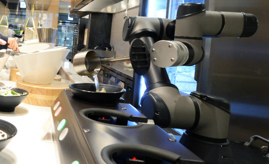 LG전자와 CJ푸드빌이 패밀리레스토랑 '빕스' 등촌점에 도입한 'LG 클로이 셰프봇'  연합뉴스